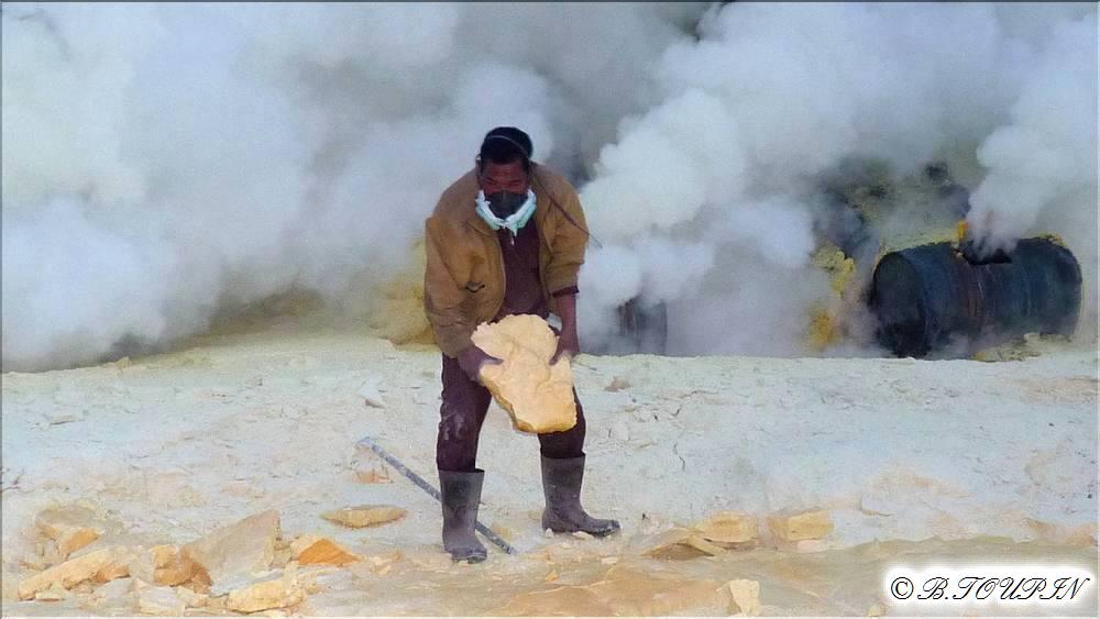indonesie java kawah ijen un porteur au travail 